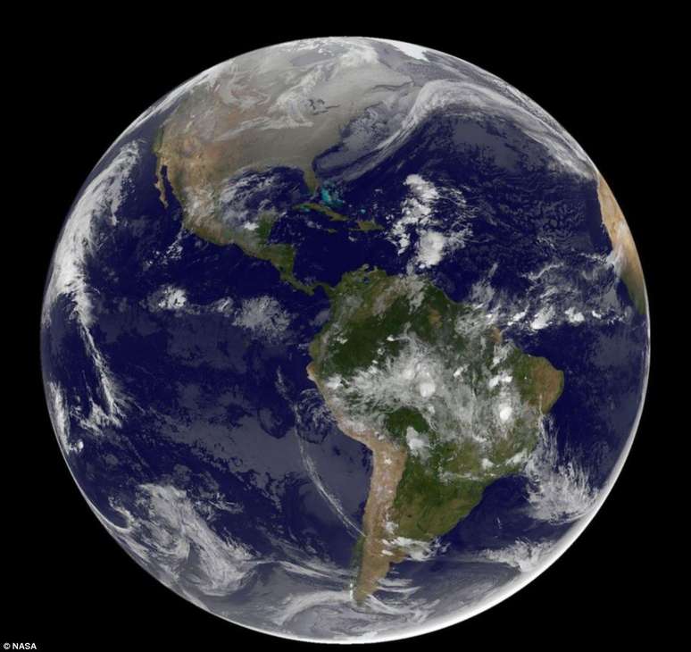<p>Imagem de sat&eacute;lite mostra o continente americano em dezembro de 2013</p>