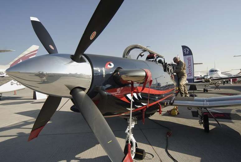 <p>Um piloto ao lado de sua aeronave, um Hawker Beechcraft T-6C Texan II, durante o segundo dia do Dubai Airshow</p>