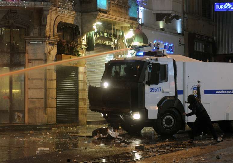 Polícia usa canhão d'água para dispersar manifestantes em Istambul