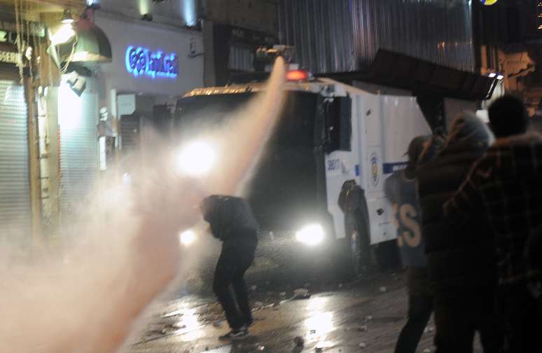 Polícia usou água e gás lacrimogêneo para tentar conter so manifestantes que protestavam contra o governo turco