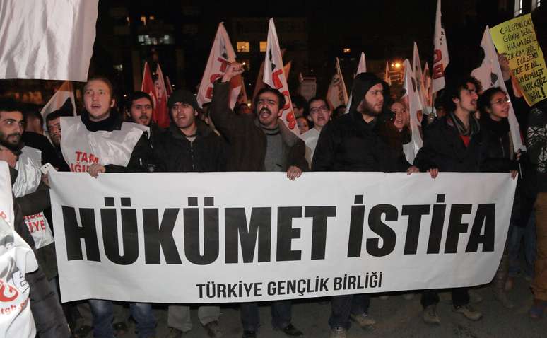 Manifestantes pedem o fim do governo Recep Tayyip Erdogan em Ankara, capital da Turquia; o cartaz diz "renuncie, governo"