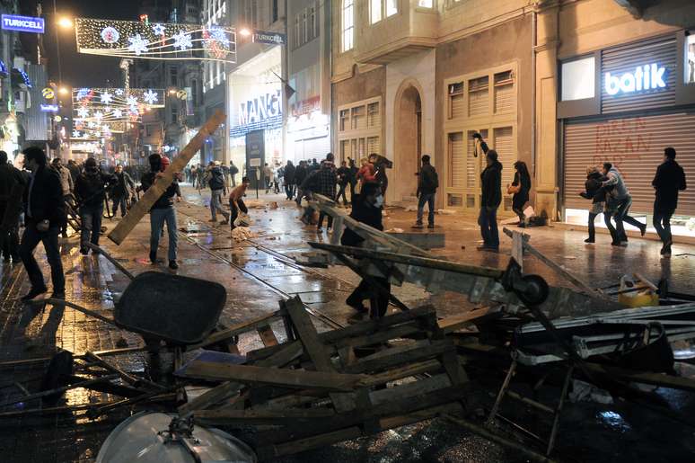 Manifestantes montam barricada enquanto entram em confronto com policiais em Istambul