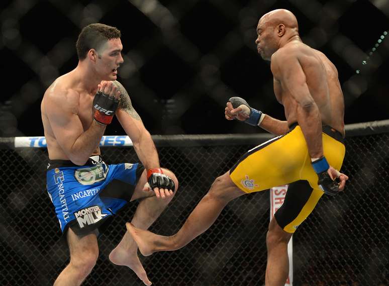 Anderson Silva fraturou a perna esquerda depois de golpe em Chris Weidman