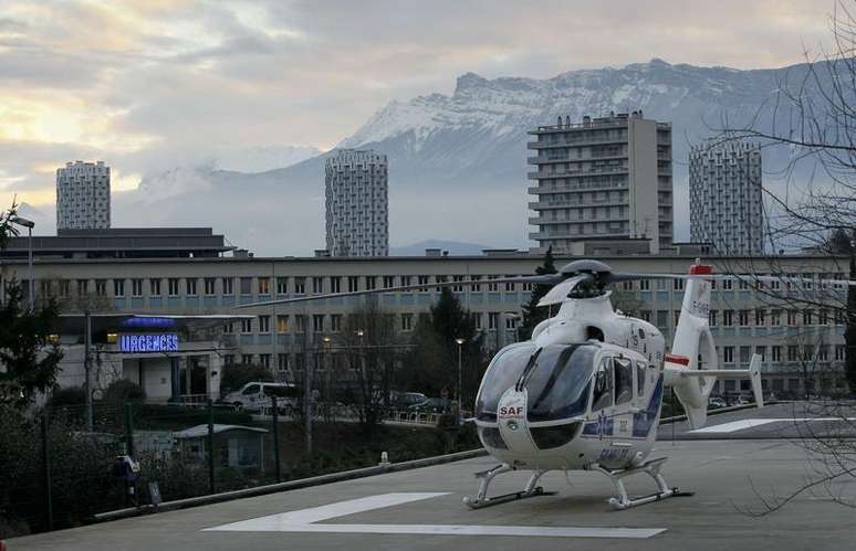 Um helicóptero do lado de fora do hospital CHU Nord em Grenoble, nos Alpes franceses, onde o sete vezes campeão mundial da Fórmula 1, Michael Schumacher, está hospitalizado após um acidente de esqui. Schumacher sofreu um ferimento grave na cabeça enquanto esquiava nos Alpes franceses, informou a mídia francesa neste domingo. 29/12/2013