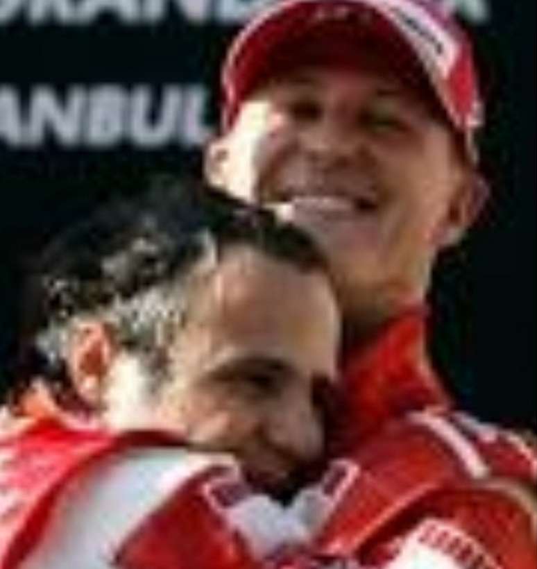Felipe Massa postou foto em que abraça o ex-companheiro de equipe, Michael Schumacher