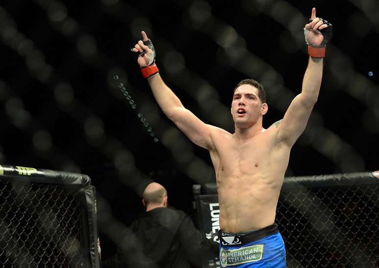 <p>Após defender o cinturão pela primeira vez, Chris Weidman subiu três posições no ranking</p>