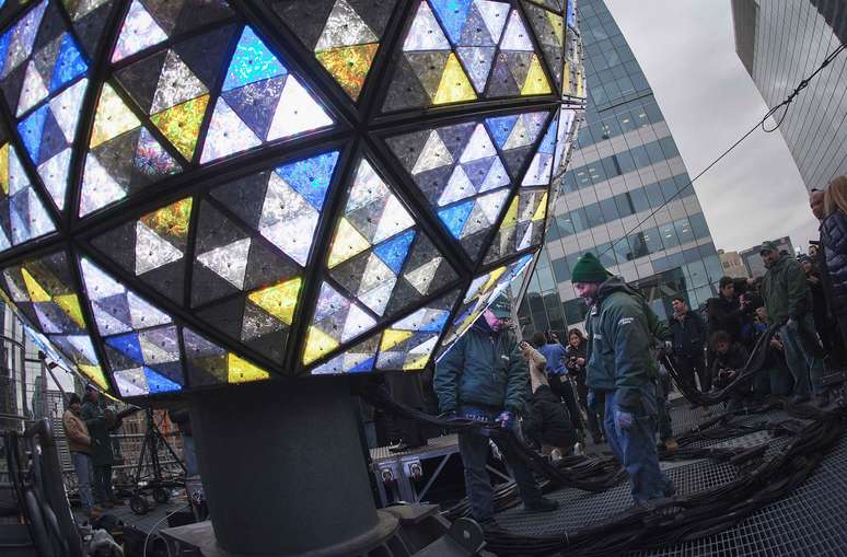 Famosa bola luminosa de Ano-Novo é testada em Times Square, em Nova York, nesta segunda-feira. A icônica esfera de 5,3 toneladas, coberta com 2,688 cristais, descerá de um poste de 130 pés de altura (cerca de 40 metros) para marcar a virada de ano na cidade americana. A celebração, que atrai centenas de milhares de pessoas às ruas de Nova York, ocorre desde a virada de 1907 para 1908. A bola começará a descer quando faltar 60 segundos para o novo ano