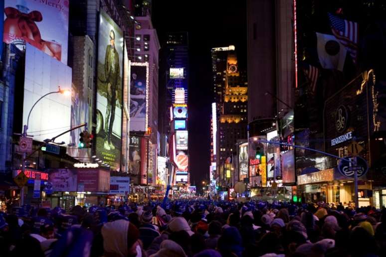 Em Nova York, por exemplo, o turista que deseja passar a virada de ano na Time Square e ir numa festa aos seus arredores precisa ser maior de idade de acordo com a lei americana (21 anos)