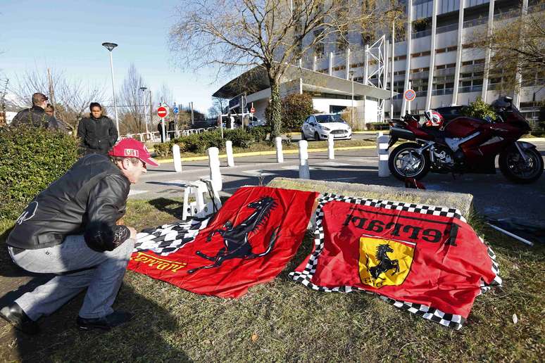 <p>Na frente do hospital diversos fãs deixaram objetos para homenagear Schumacher</p>