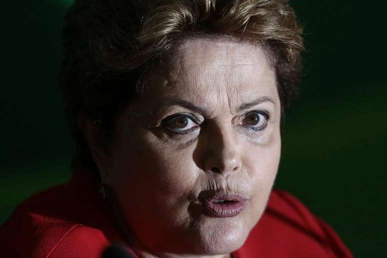 Presidente Dilma Rousseff fala com jornalistas durante café da manhã com jornalistas em Brasília, 18 de dezembro de 2013. A presidente Dilma Rousseff criticou, na mensagem de fim de ano em cadeia de rádio e TV na noite de domingo, a desconfiança injustificada de alguns setores no país e afirmou que a "guerra psicológica" pode inibir investimentos.