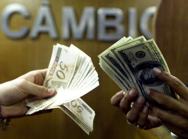 Consumidores trocam real por dólar em casa de câmbio no Rio de Janeiro, em agosto de 2003. 04/08/2003