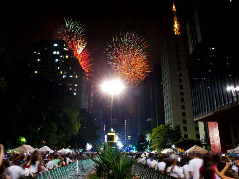 Cem mil fogos de artif&iacute;cio e 6 mil bombas multicoloridas encerraram o ano de 2013 e abriram 2014 na maior cidade do Brasil. O espet&aacute;culo pirot&eacute;cnico em S&atilde;o Paulo durou 14 minutos e foi acompanhado por uma multid&atilde;o que participou da festa de R&eacute;veillon na avenida Paulista