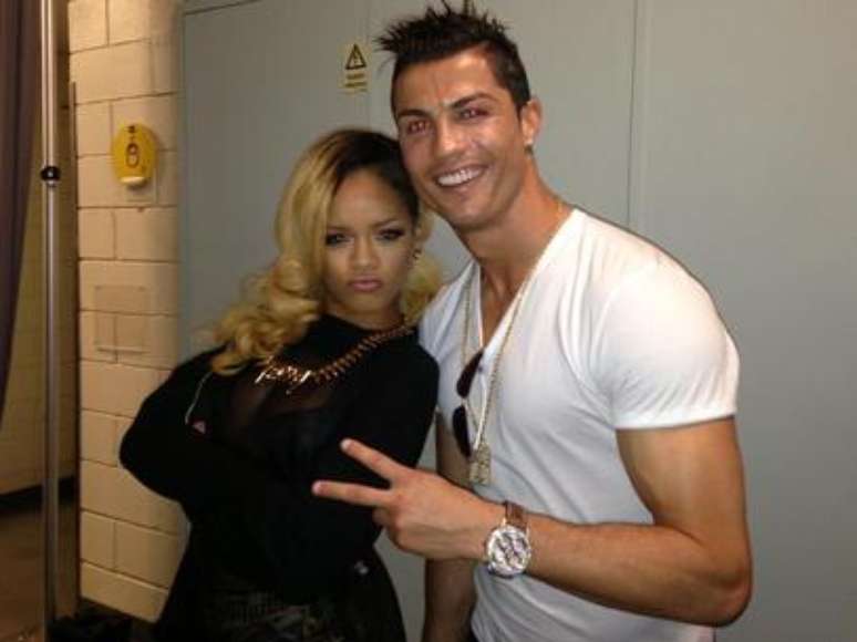 <b>Significa? - </b>O encontro entre o atacante Cristiano Ronaldo e   a cantora Rihanna, em julho, ganhou ares de pol&ecirc;mica. Questionada   pela imprensa espanhola sobre a rela&ccedil;&atilde;o com o atleta, Rihanna   respondeu: "tenho muitos amigos gays e apoio a diversidade sexual"