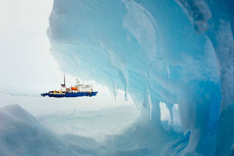 O navio MV Akademik Shokalskiy é visto encalhado no gelo na Antártida