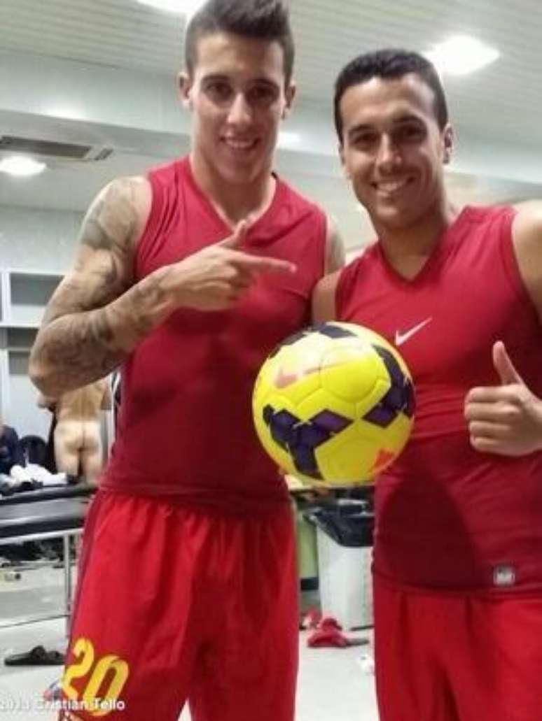 <b>Bumbum de fora - </b>O atacante Tello cometeu um equ&iacute;voco   engra&ccedil;ado no Twitter. Logo ap&oacute;s a vit&oacute;ria do Barcelona contra o   Getafe por 5 a 2, em 22 de dezembro, pelo Campeonato Espanhol, o   atleta postou uma foto com Pedro, mas comprometeu outro colega