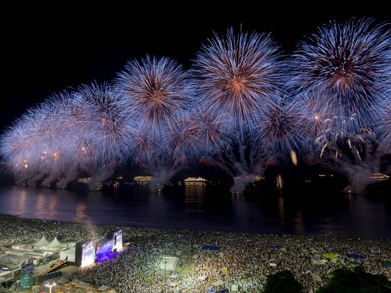 Pessoas se reúnem para assistir aos fogos de artifício no