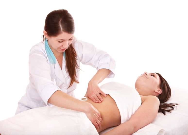 Terapia de envolvimento corporal &eacute; divida em tr&ecirc;s etapas, todas feitas com produtos da grife francesa Clarins