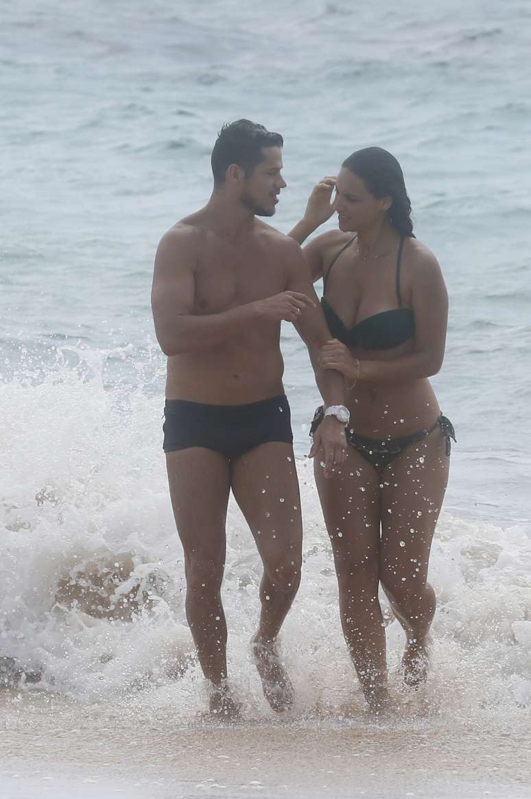 Em cen&aacute;rio paradis&iacute;aco no arquip&eacute;lago de Fernando de Noronha, o casal de atores Jos&eacute; Loreto e D&eacute;bora Nascimento aproveitou o primeiro dia do ano de 2014, nesta quarta-feira (1&ordm;), para namorar em meio &agrave; natureza