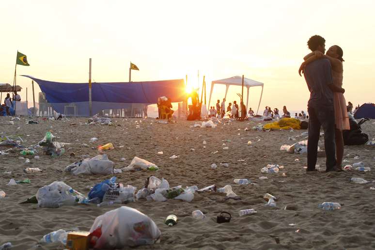 Casal se beija na Praia de Copacabana nas primeiras horas da manh&atilde; desta quarta-feira