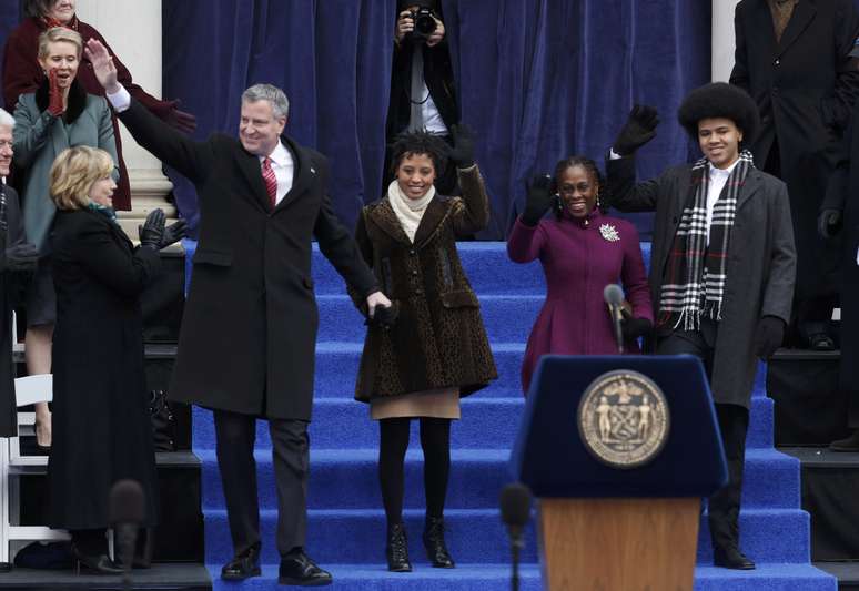 Bill de Blasio aparece para a posse acompanhado da filha Chiara, da primeira-dama Chirlane McCray e do filho Dante na prefeitura de Nova York nesta quarta-feira