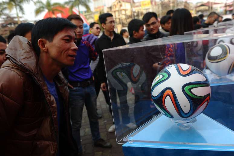 Vietnamita olha bola da Copa com atenção
