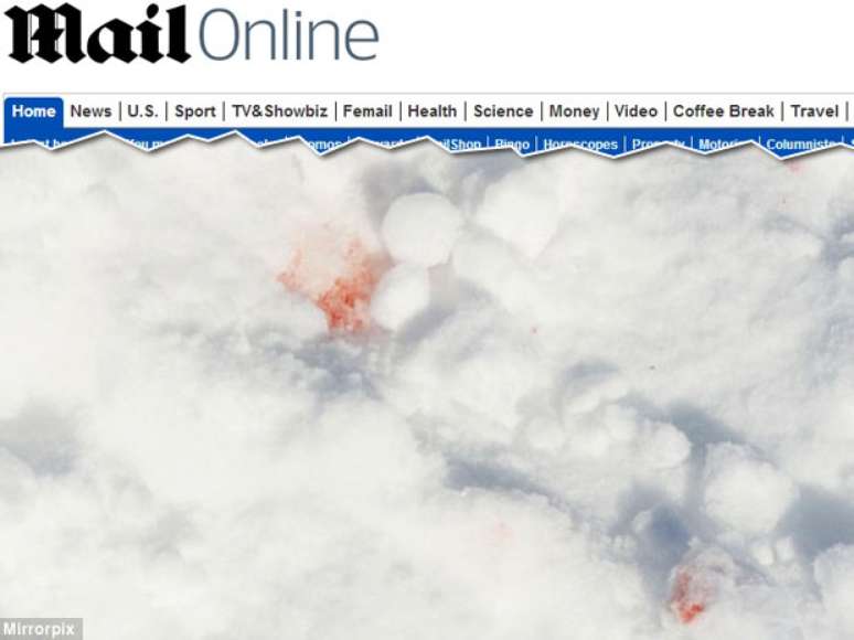 <p>Daily Mail mostrou manchas de sangue na neve, supostamente de acidente de alemão</p>