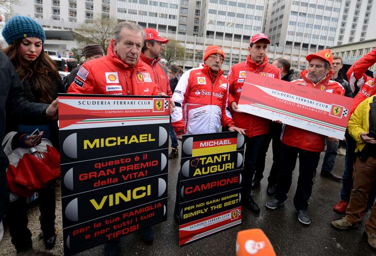 Ferrari disponibilizou ônibus para levar torcedores da Itália para a França, onde fazem vigília