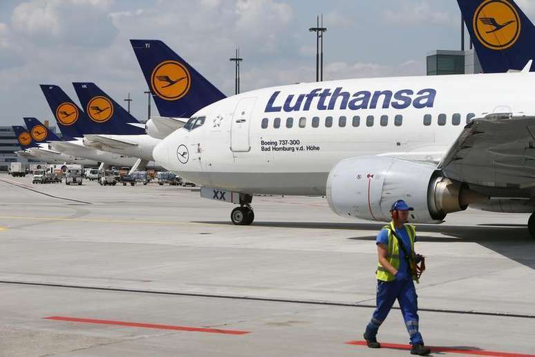 <p>Avi&otilde;es da Lufthansa no aeroporto de Frankfurt; pilotos devem entrar em mais uma greve neste ano nesta segunda e ter&ccedil;a-feira</p>