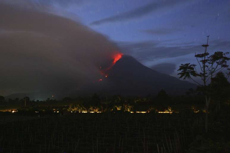 <p>Sinabung, situado no norte da ilha de Sumatra, entrou em erup&ccedil;&atilde;o em meados de setembro</p>