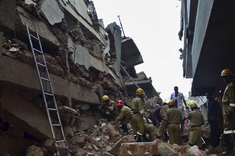 Equipes procuram por operários soterrados após o desabamento de um prédio em Goa
