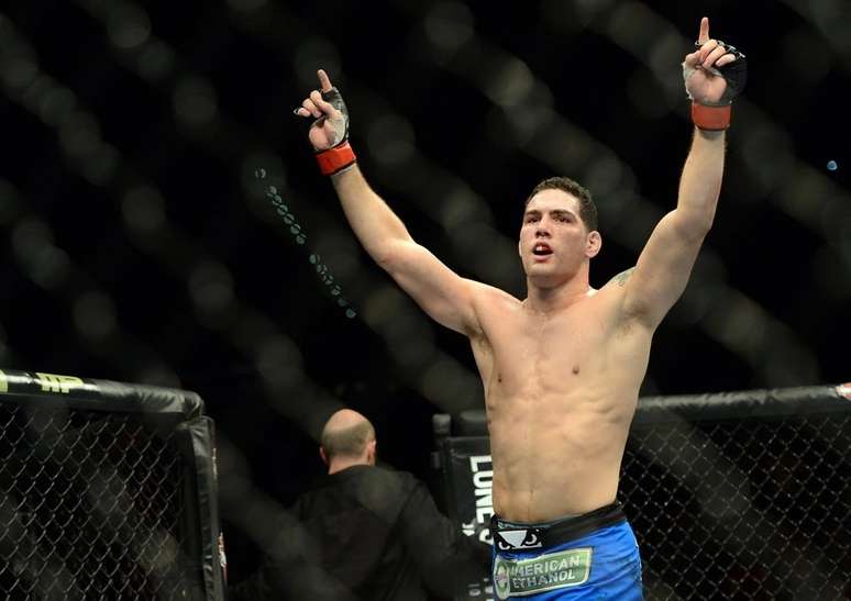 <p>Chris Weidman comemora vit&oacute;ria sobre Anderson Silva</p>