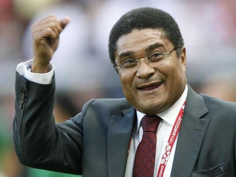 Ex-jogador da seleção portuguesa Eusébio gesticula antes de partida de Portugal contra a República Tcheca pela fase de grupos da Euro 2008, em Genebra. Lenda do futebol português, o jogador Eusébio, que foi o artilheiro da Copa do Mundo de 1966, morreu de um ataque cardíaco aos 71 anos de idade, informou a mídia de Portugal neste domingo. 11/06/2008.