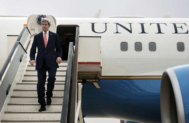 Kerry desembarca em aeroporto de Amã, na Jordânia, neste domingo