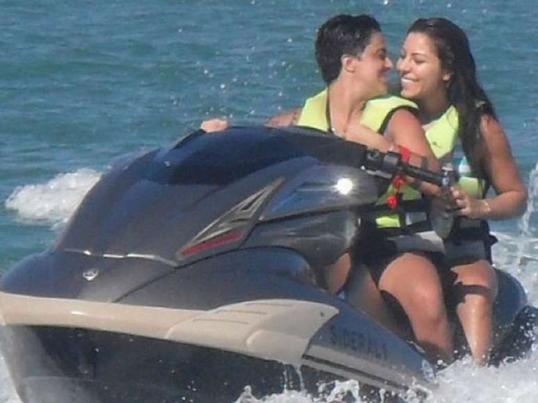 <p>Casal curte passeio de jet sky no litoral nordestino, de onde tem compartilhado diversas fotos</p>