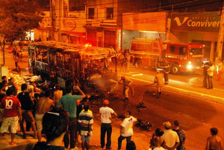 <p>Ônibus incendiado em meio à onda de ataques no Maranhão (imagem de arquivo)</p>