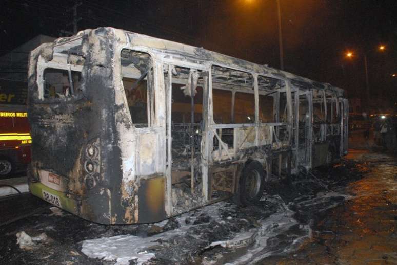 <p>Após a violência explodir nos presídios, ônibus passaram a ser incendiados em São Luís</p>