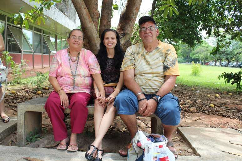 "A import&acirc;ncia da coisa toda quem d&atilde;o s&atilde;o os pais. Jamais deixar&iacute;amos de estar ao lado da nossa filha em um momento como esse a USP (Universidade de S&atilde;o Paulo) &eacute; um sonho distante para n&oacute;s, mas um sonho dela do qual compartilhamos", disse a metal&uacute;rgica Gleidis Sodr&eacute;, 40 anos, junto com o marido, o tamb&eacute;m metal&uacute;rgico Gilberto Almazan, 52 anos