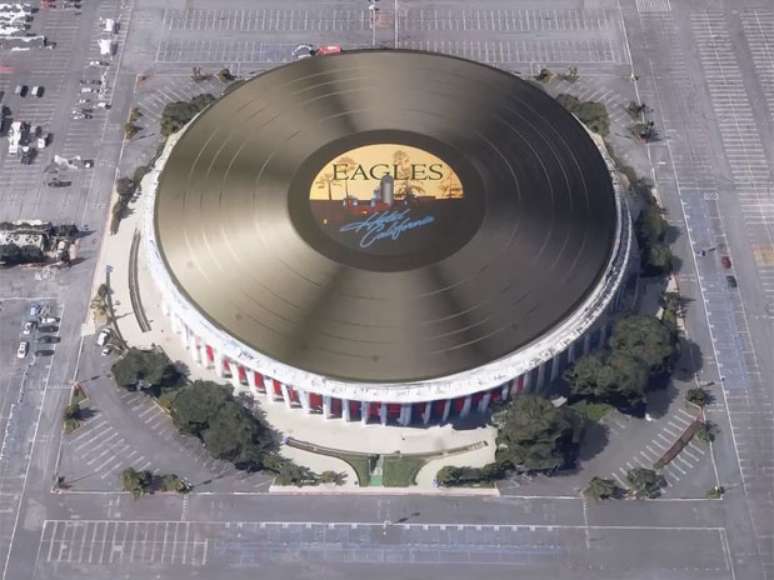 Imagem aérea do ginásio The Forum, em LA, que reabrirá em janeiro com seis shows da banda americana