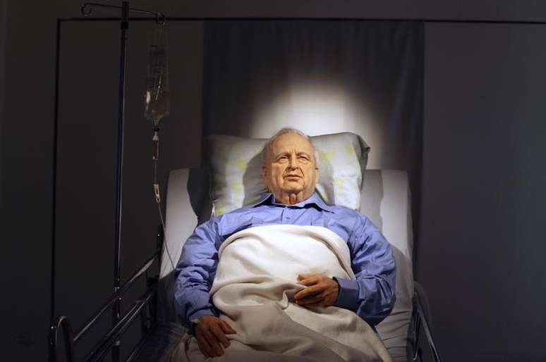 <p>Obra de arte retrata o ex-primeiro-ministro em coma deitado em uma cama de hospital em Tel Aviv</p>