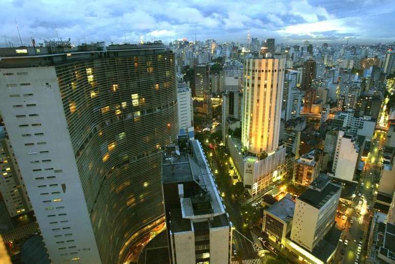 Vista aérea do COPAN e de parte de São Paulo. O preço médio do metro quadrado de imóveis prontos em sete capitais brasileiras subiu 12,7 por cento em 2013, abaixo do avanço de 13,7 por cento registrado no ano anterior, mostrou o índice FipeZap divulgado nesta segunda-feira. 23/01/2004