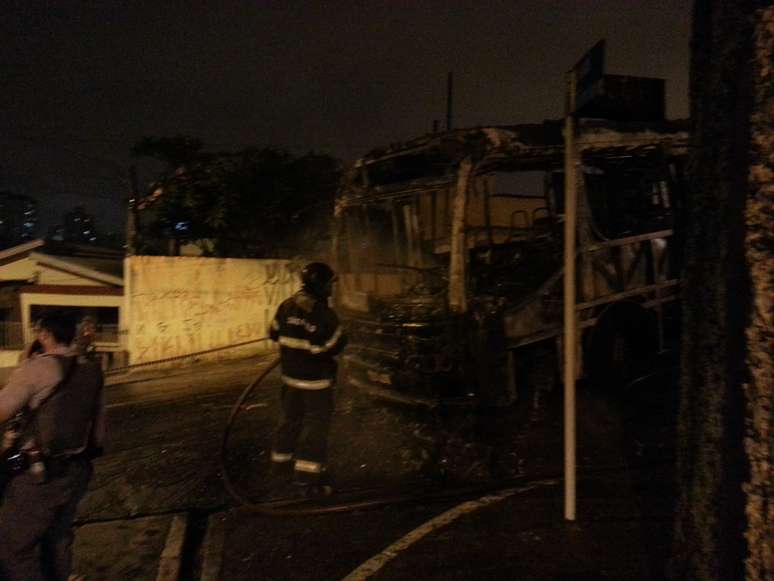 Bombeiros apagam chamas de &ocirc;nibus incendiado por moradores na zona sul de S&atilde;o Paulo