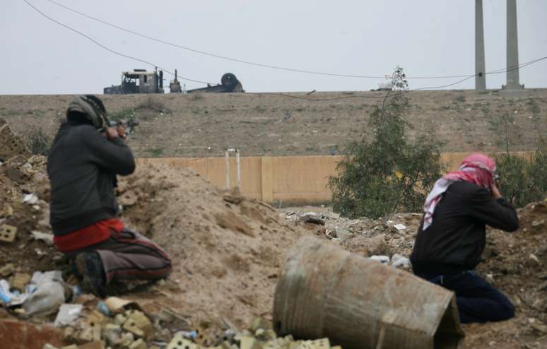 <p>Militantes combatem as forças de segurança em Falluja no domingo</p>