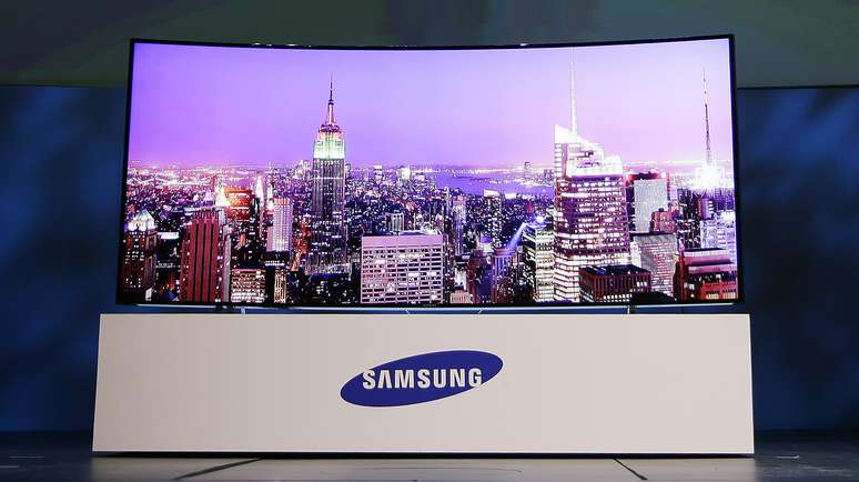 <p>Samsung apresentou uma TV de 105 polegadas de tela curva</p>