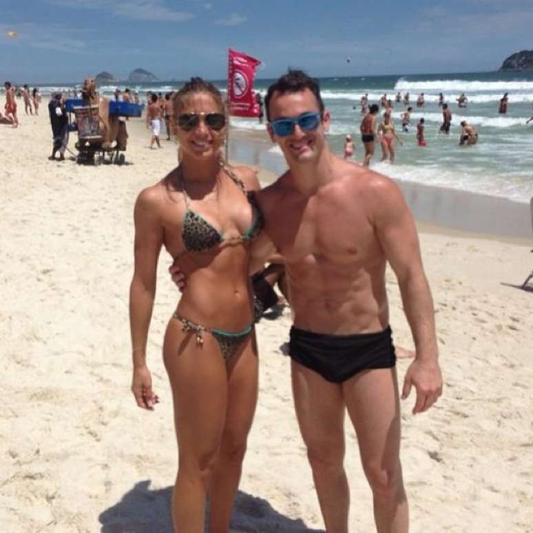 Branca Feres e Diego Hypolito aproveitam praia no Rio de Janeiro