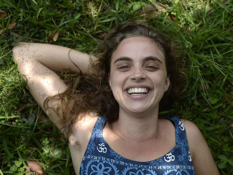 <p>Deitada na grama da Cidade Universit&aacute;ria, a estudante Tassiana Baraldi se mostrou tranquila</p>