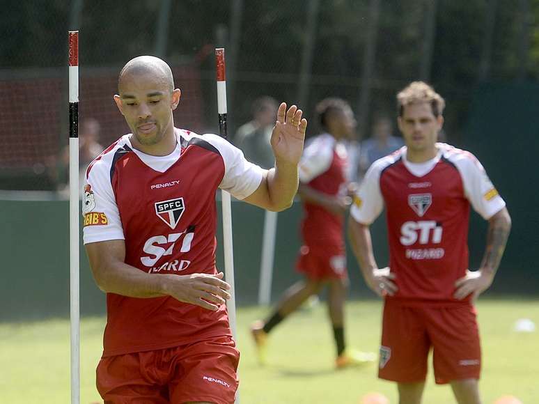 <p>Zagueiro Roger Carvalho teve poucas oportunidades no S&atilde;o Paulo na temporada</p>