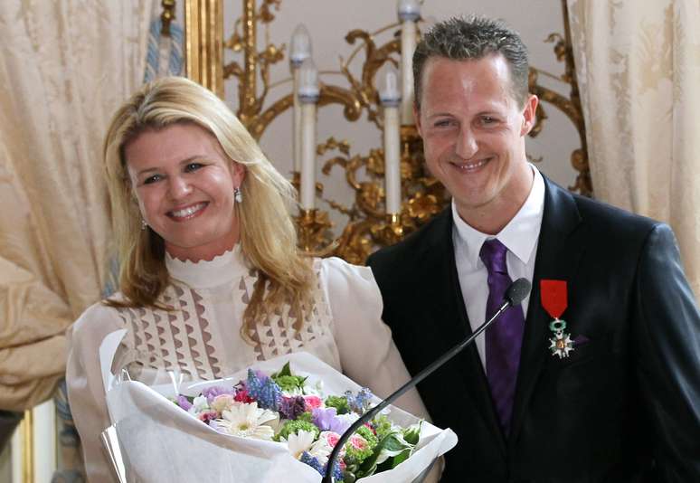 <p>Corinna com o piloto Michael Schumacher.</p>