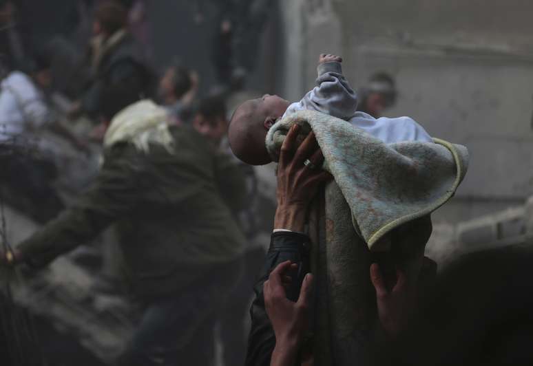 Imagem de bebê resgatado com vida após bombardeio ao distrito de Duma, em Damasco