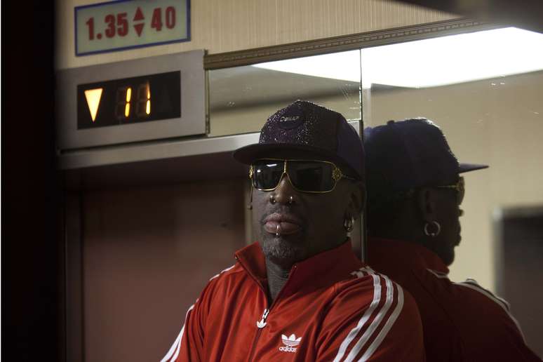 Rodman posa para foto em elevador dentro de hotel na Coreia do Norte