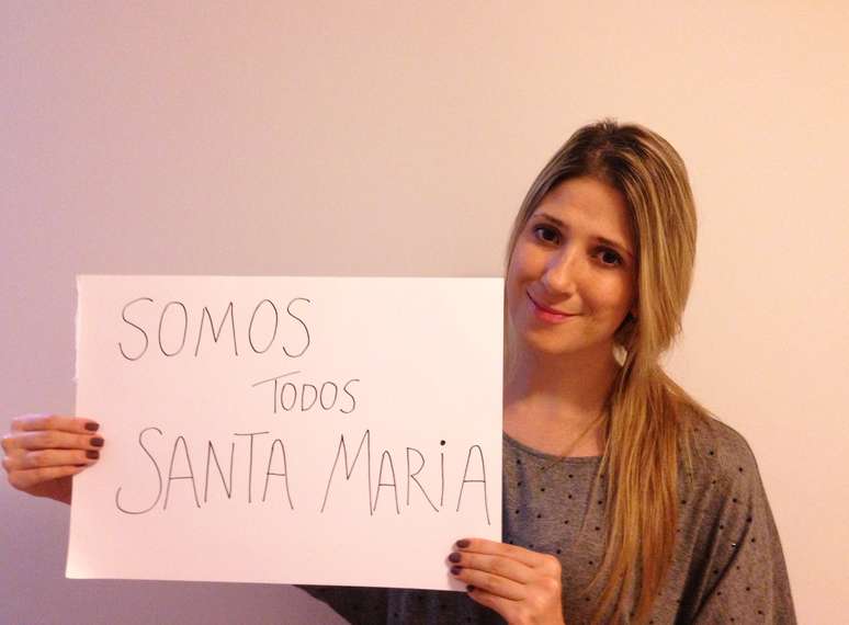 Uma fotografia de Dani Calabresa com uma placa que traz o recado somos todos Santa Maria" foi publicada hoje na comunidade somos todos Santa Maria - Não ao Esquecimento